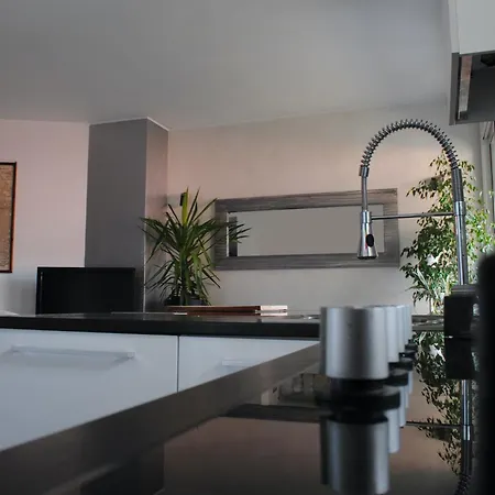 בית נופש Moms Lakehouse קומו