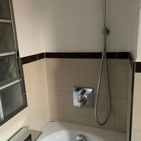 Moms Lakehouse בית נופש קומו