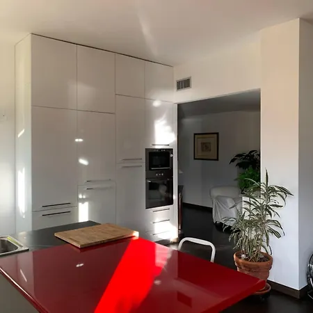 Moms Lakehouse * קומו