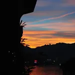 Moms Lakehouse Como