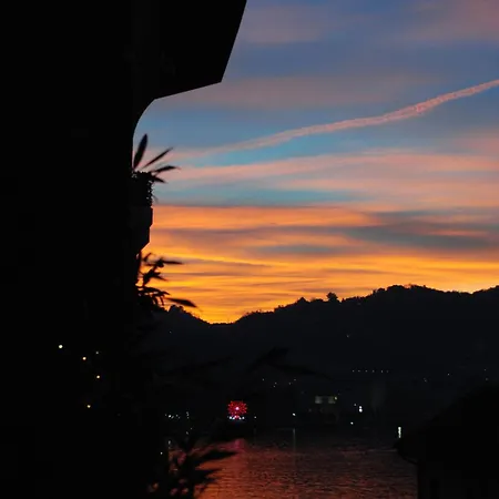 Moms Lakehouse Como