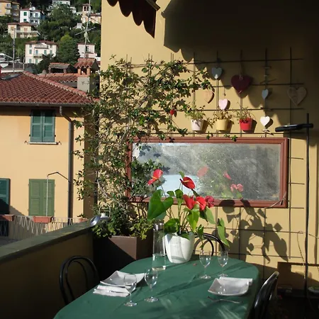 Moms Lakehouse * Como