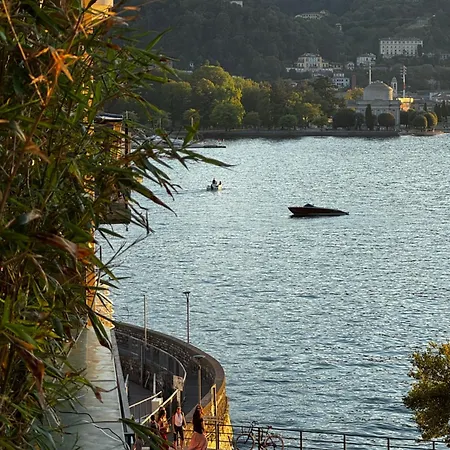 Moms Lakehouse Como